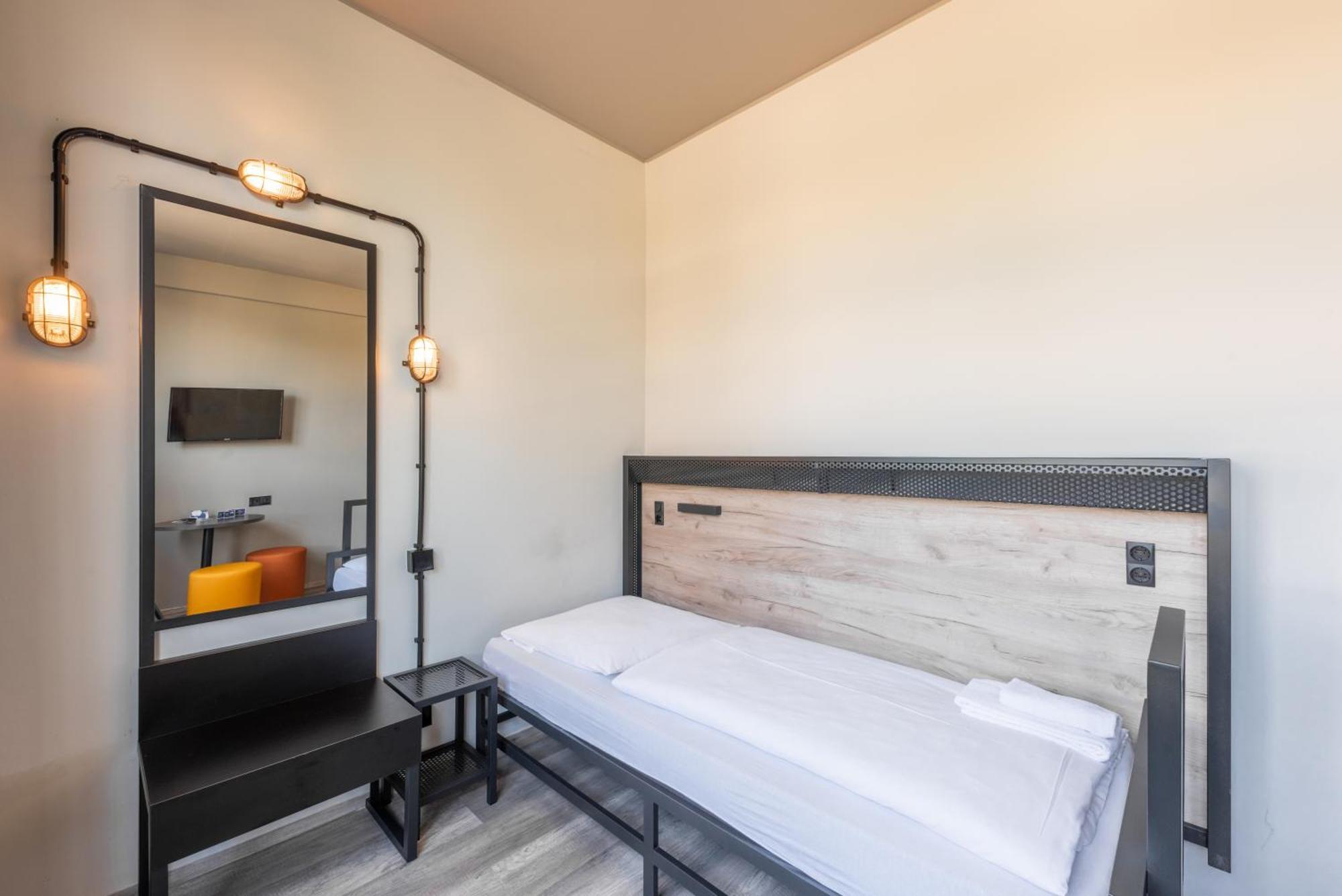 Single Room,1435889431:JPEG